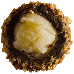 Mrk sjokoladetrfler med marsipankremfyll og spr amarettikjeksdekor PURE 96g